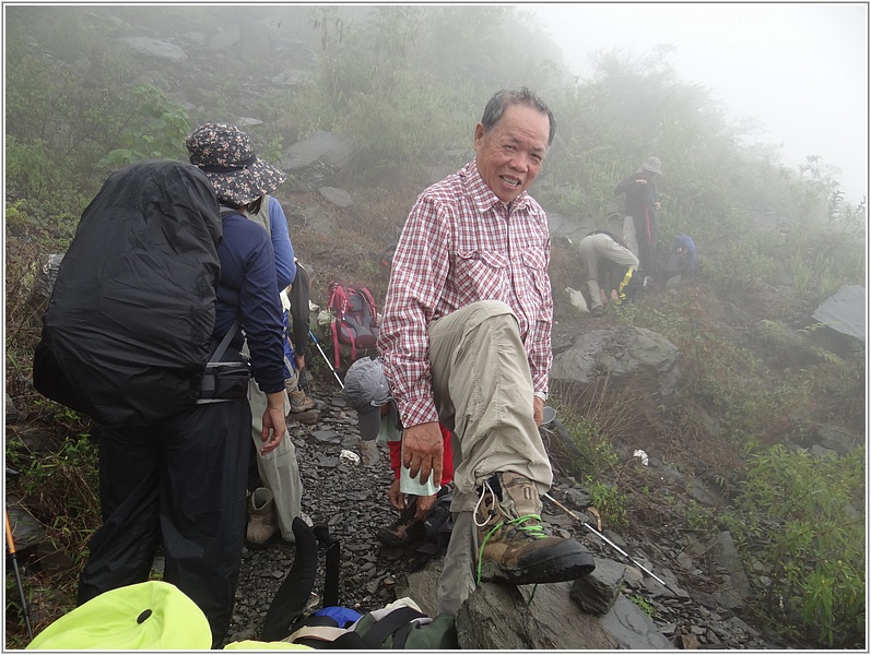 2015-04-10 12-06-08雨停了脫雨衣.JPG